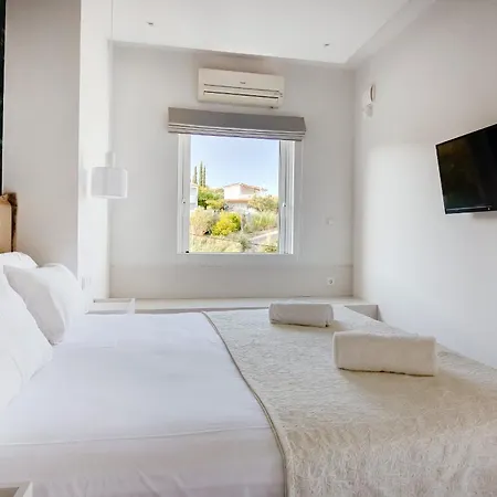 Peroulia Aparthotel